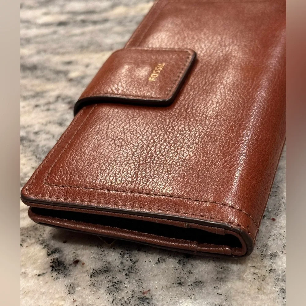 Fossil Women's Brown leather Wallet no stains or scratches